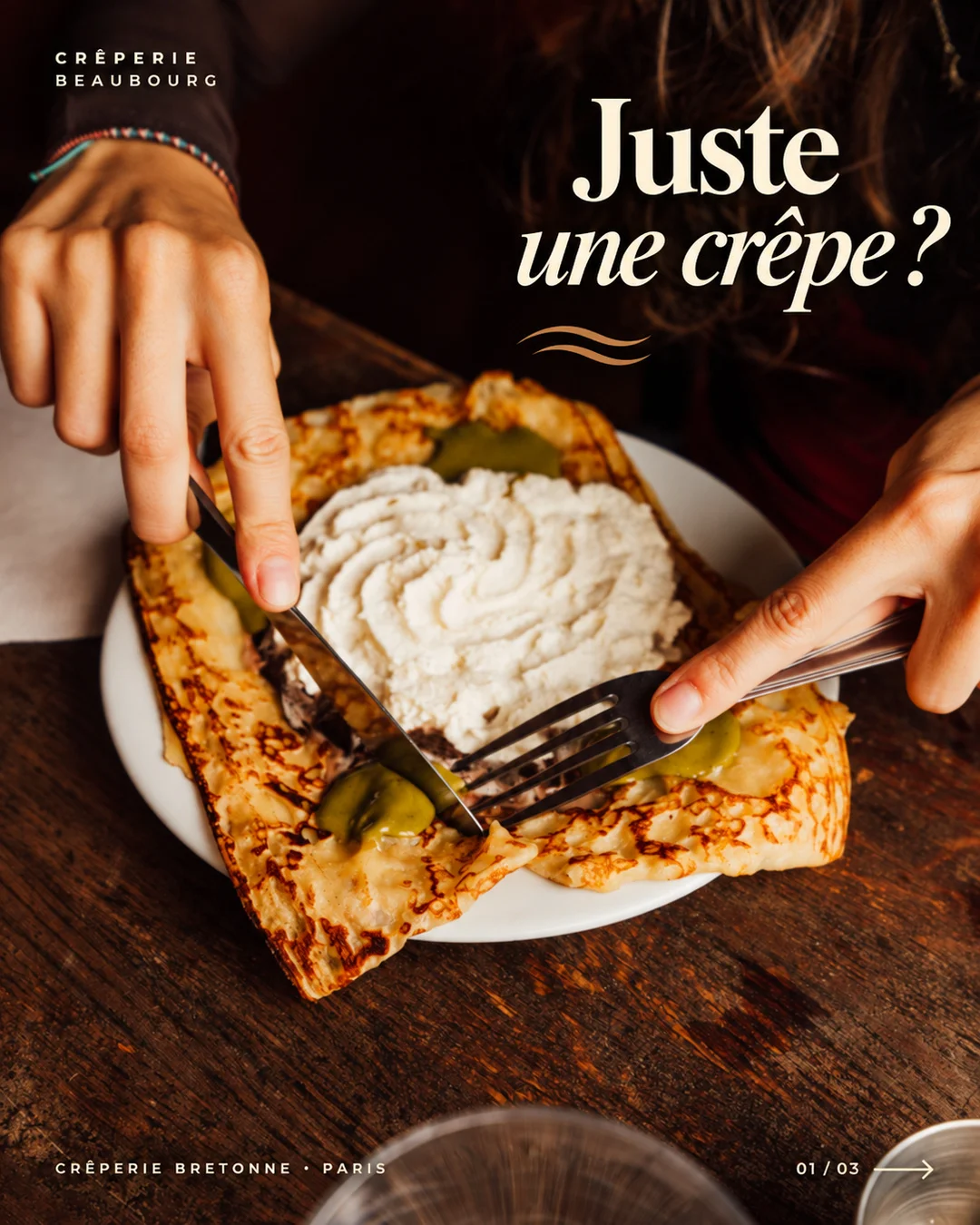 Carrousel Crêperie Beaubourg montrant une crêpe gourmande et des mains à table