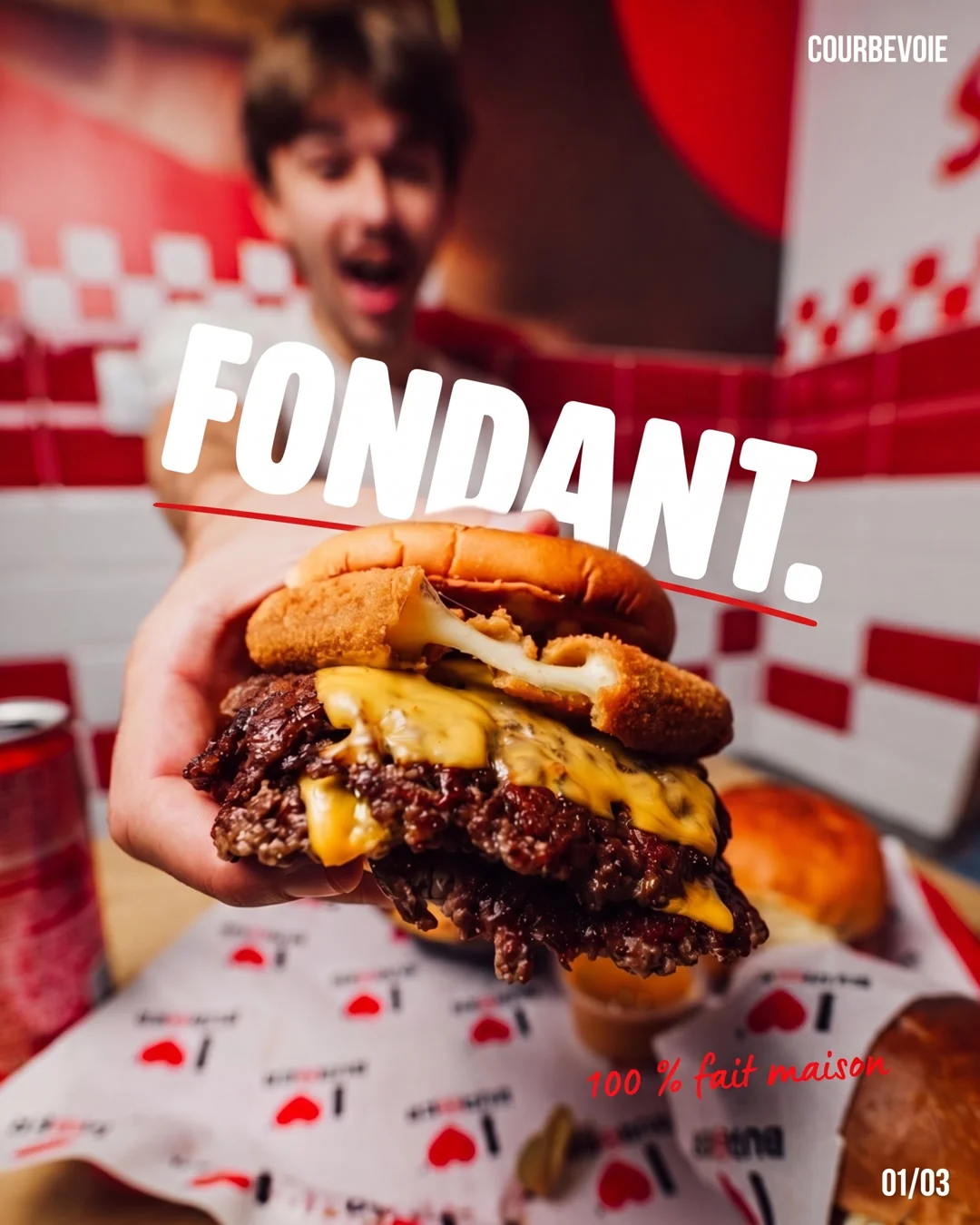 Carrousel I Love Burger : burger au premier plan et dégustation dans le restaurant