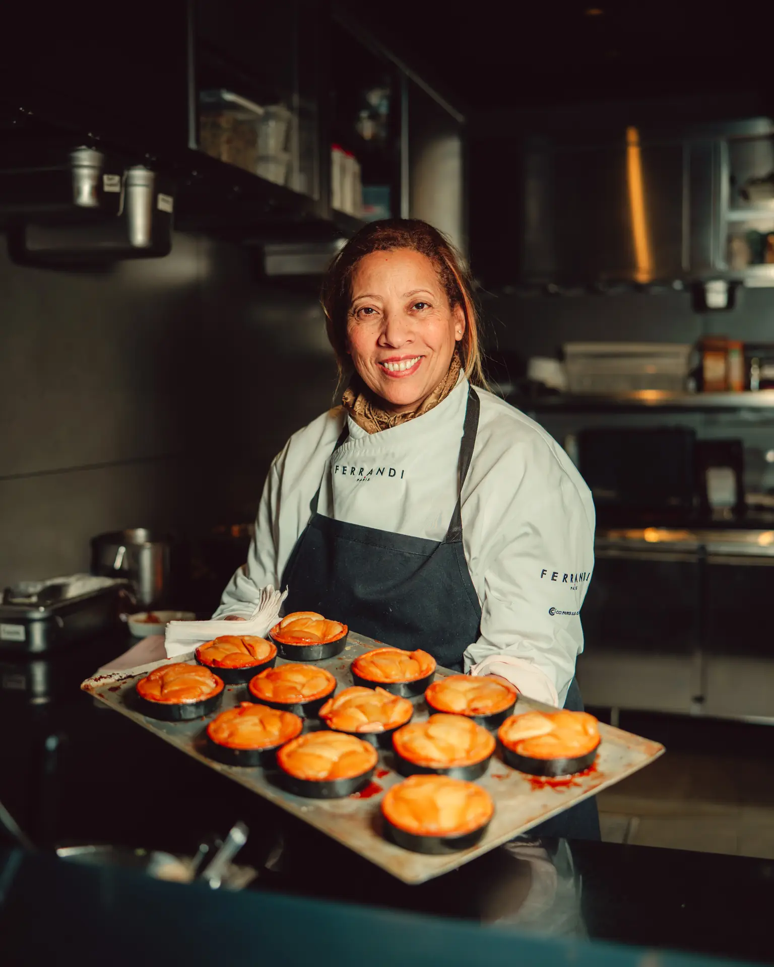Boulangère présentant une plaque de viennoiseries, production AgenceFood