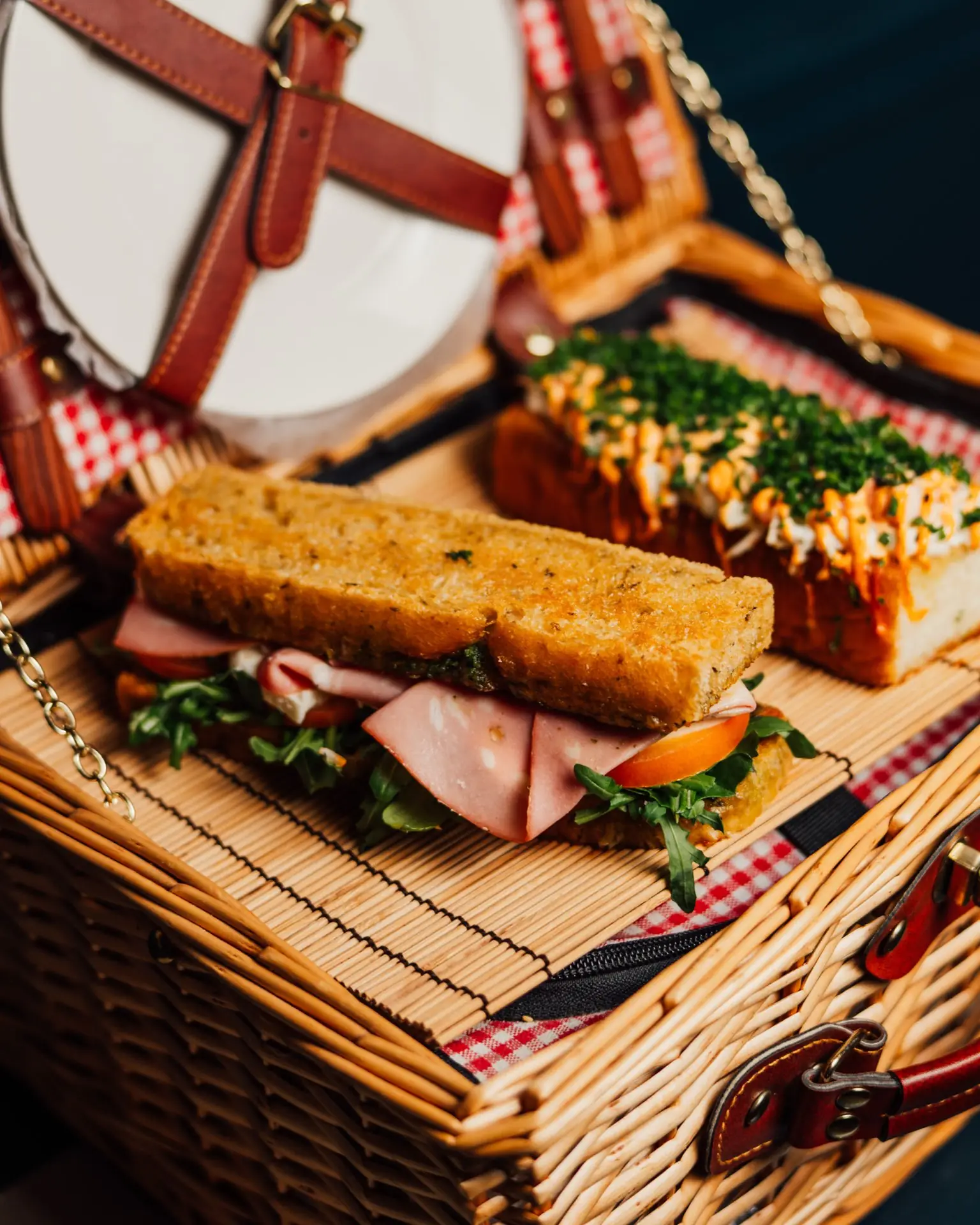 Plateau traiteur, terrine et sandwichs, production AgenceFood