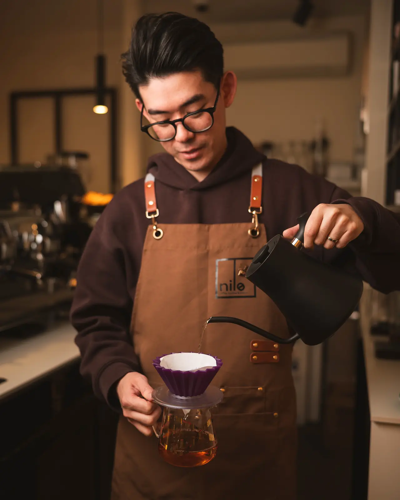 Un barista prépare un café chez Nilo Coffee, photographié par AgenceFood