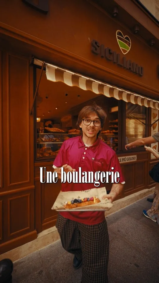 Réel Il Fornaio Siciliano, présentation d’une plaque de viennoiseries devant la boutique